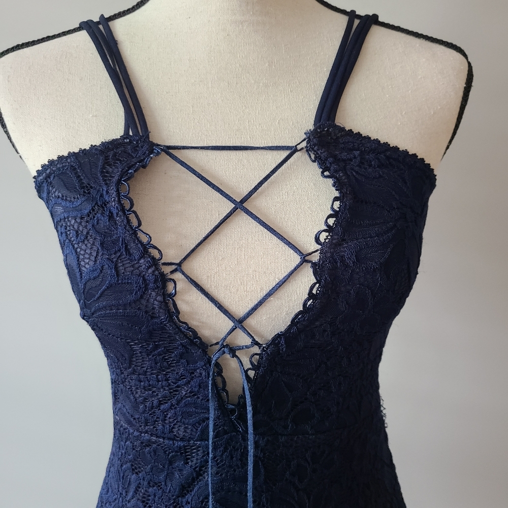 🍉 NWOT Misguided Navy Bodycon Lace Dress Low Cut Size 8 - Picture 2 of 5